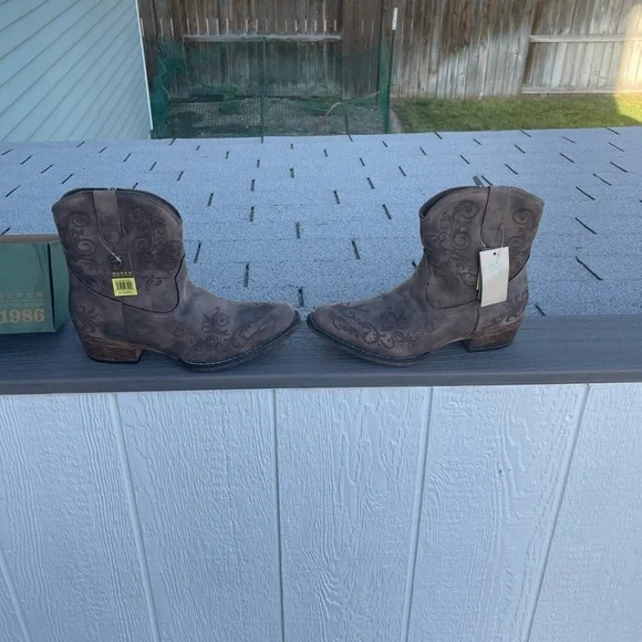 Brand new so cute and so comfortable roper booties!!! 🫶🏻🫶🏻❤️❤️ - Picture 6 of 9